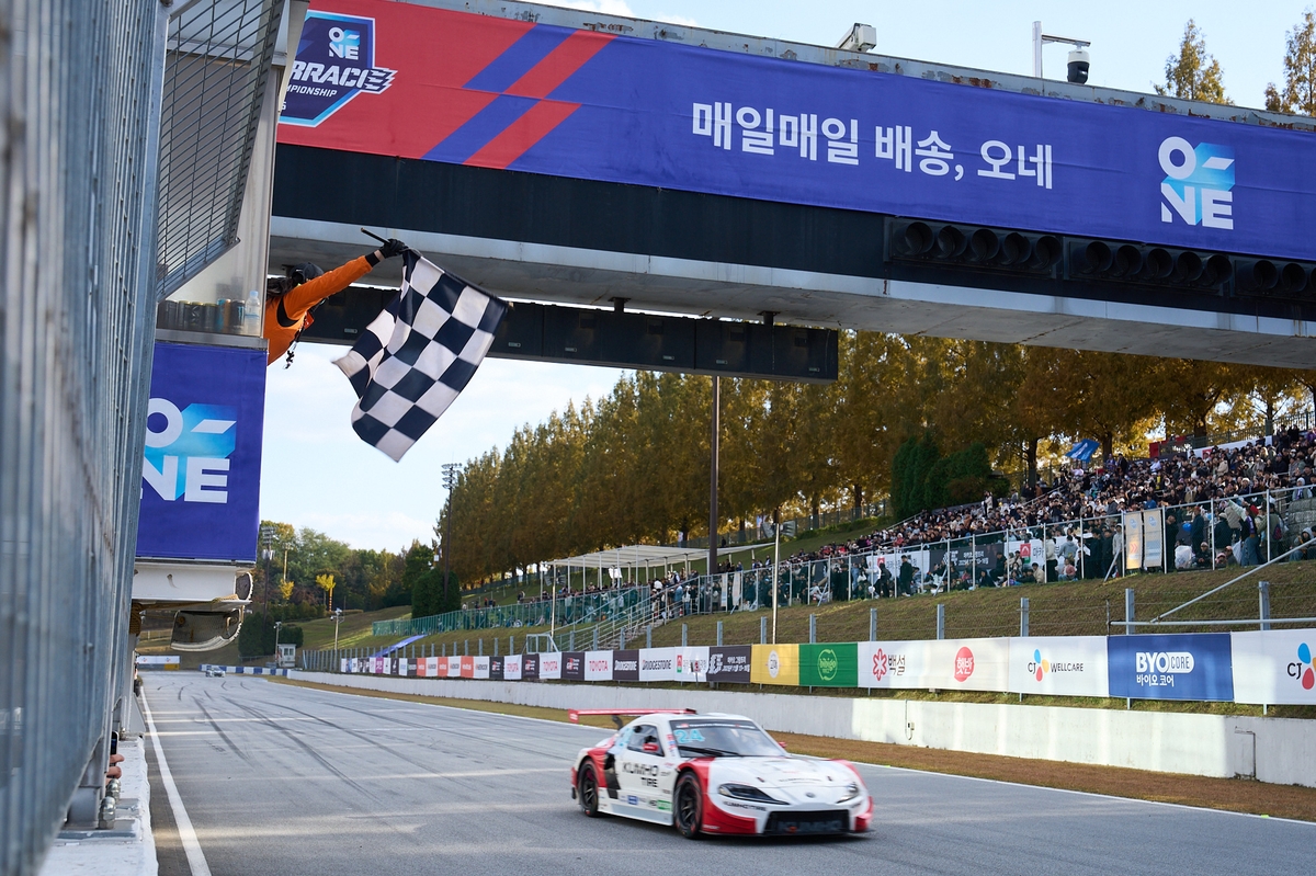 가장 먼저 체커기를 받는 이창욱의 머신