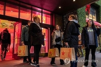 "美소비자, 관세여파로 연말선물 구입비 1人 19만원 추가될수도"