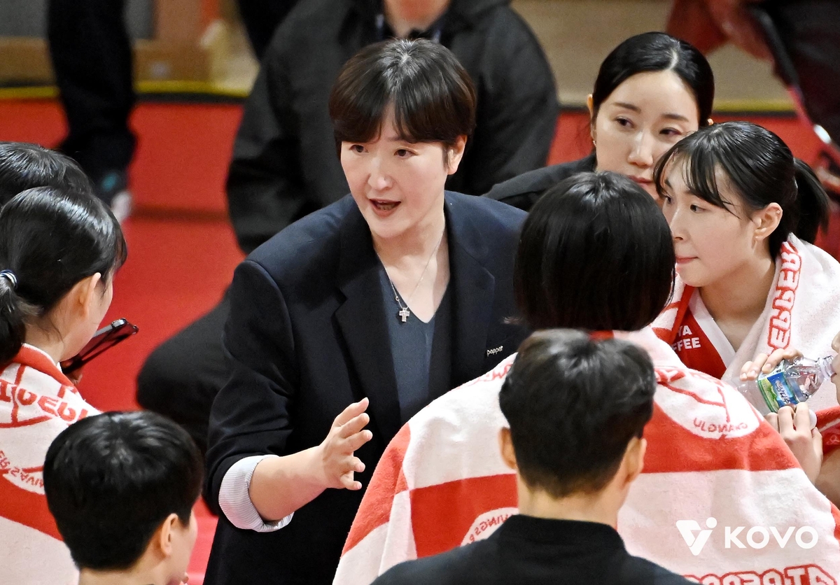 장소연 감독의 작전 지시를 듣는 페퍼저축은행 선수들