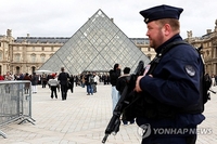 루브르 보석 절도 용의자 2명 추가 구속