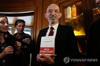 올해 공쿠르상에 가족 대서사 다룬 로랑 모비니에 '빈집'