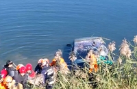 동부간선도로 달리던 테슬라 중랑천으로 추락…2명 경상