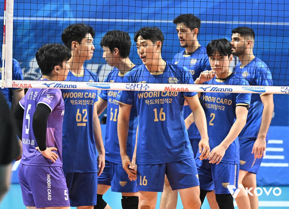 한국전력과 경기에서 진 우리카드 선수들