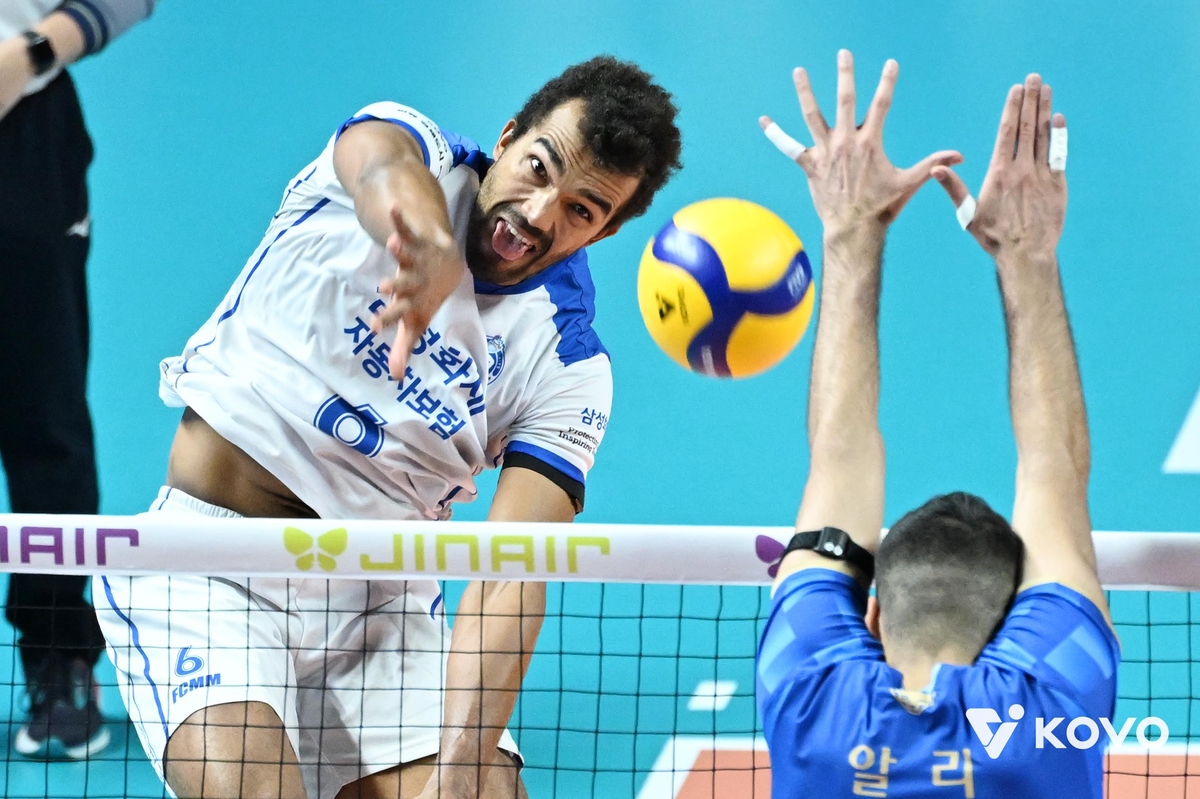 우리카드전에서 공격하는 삼성화재의 아히(왼쪽)