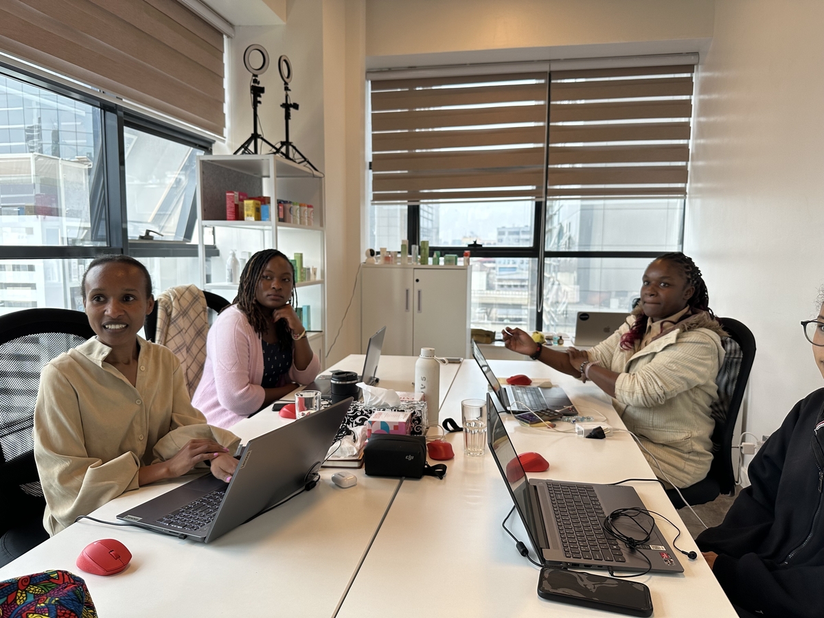 지난 8월 케냐 나이로비에서 MZ여성들과 인터뷰하는 모습