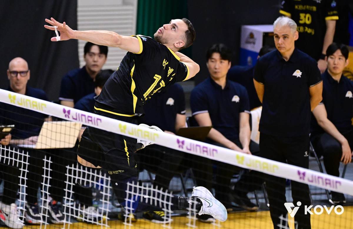 스파이크하는 KB손해보험의 비예나(왼쪽)