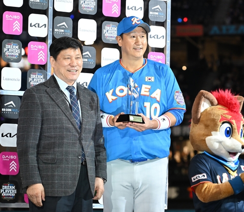 MVP에 선정된 이대호(가운데)와 허구연 KBO 총재(왼쪽).