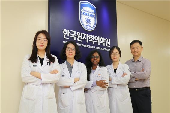 김진수 박사(오른쪽) 연구팀 ⓒ 원자력의학원 제공