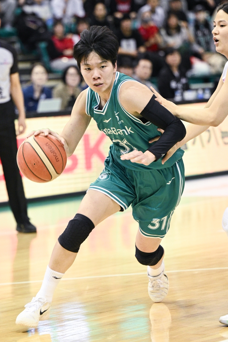 여자농구 하나은행, BNK 잡고 공동 선두로…진안 20점 폭발