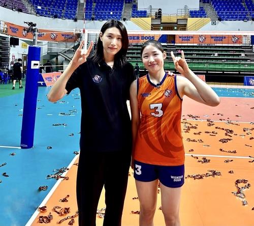 '신인감독 김연경'에서 김연경 감독과 함께한 인쿠시(오른쪽)