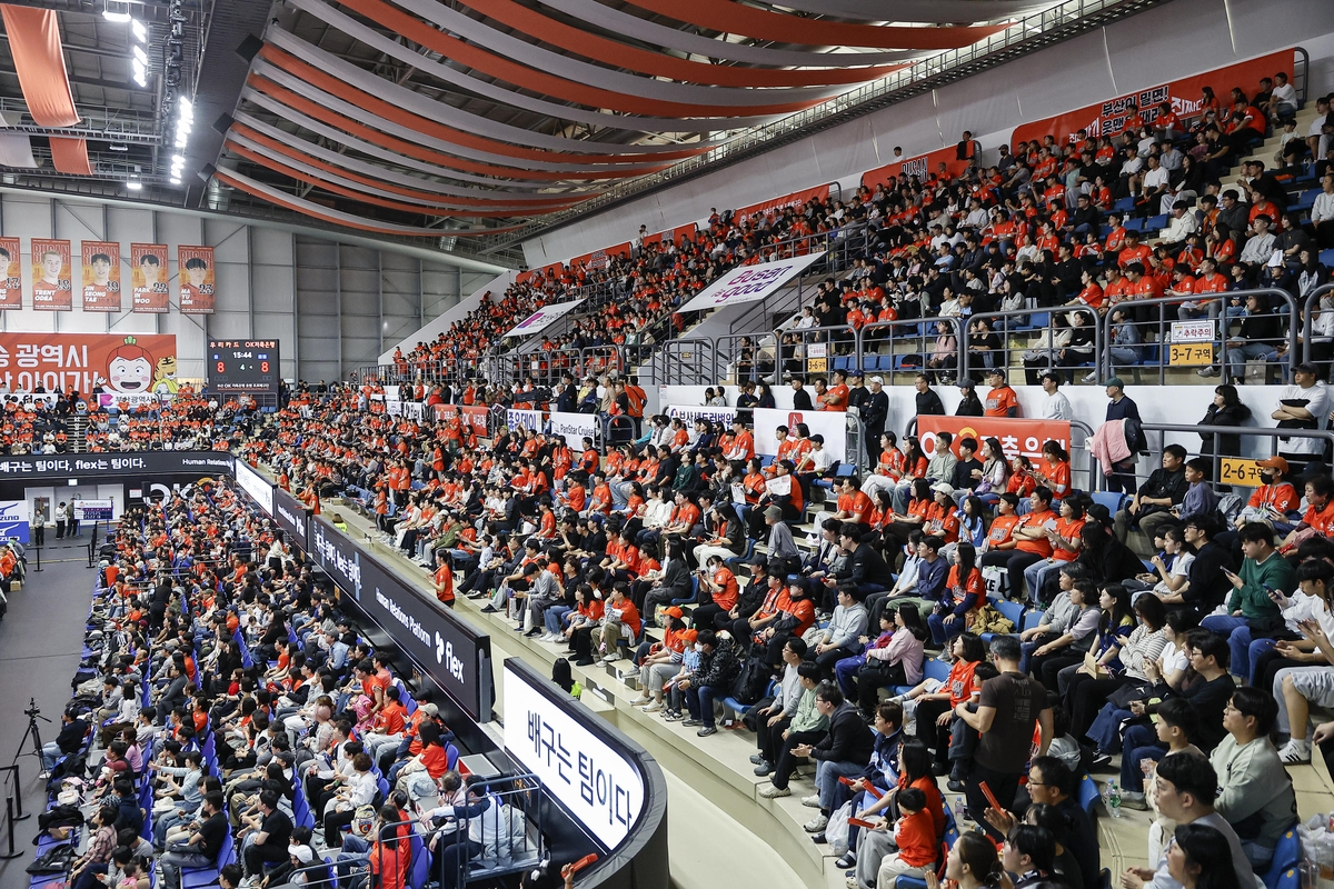 11월 30일 우리카드와 홈경기 때 만원 관중을 이룬 부산 강서체육관.