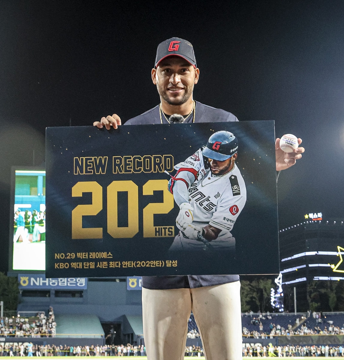 롯데와 3년째 동행하는 외야수 빅터 레이예스