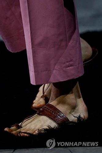 지난달 프라다 패션쇼에서 남자 모델이 신은 샌들