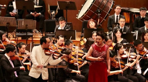 Un violinista surcoreano y una soprano norcoreana actúan juntos en Shanghái