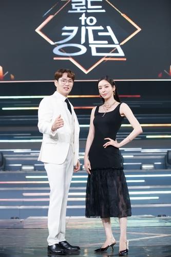 En la imagen, proporcionada por Mnet, se muestra a los presentadores del nuevo programa "Road to Kingdom", Jang Sung-kyu (izda.) y Lee Da-hee. (Prohibida su reventa y archivo)