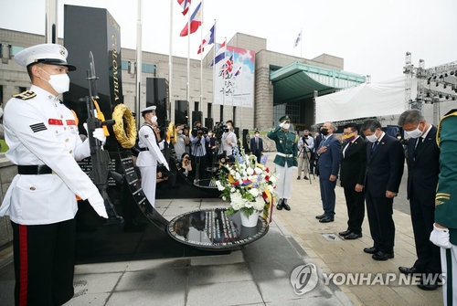 El ministro de Defensa surcoreano, Jeong Kyeong-doo (segundo por la dcha.), rinde homenaje en una ceremonia para conmemorar la participación de los soldados colombianos en la Guerra de Corea de 1950-53, celebrada, el 26 de junio de 2020, en el Monumento Conmemorativo de la Guerra de Corea, en el distrito de Yongsan, en el centro Seúl. Al lado del ministro Jeong, figuran el embajador de Estados Unidos ante Seúl, Harry Harris (primero por la izda.); el embajador de Colombia ante Seúl, Juan Carlos Caiza Rosero (segundo por la izda.); y el ministro de los Asuntos de Patriotas y Veteranos, Park Sam-duck (primero por la dcha.).