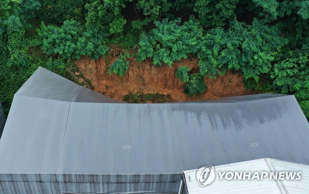 La fotografía, tomada el 3 de agosto de 2020, muestra una fábrica de piezas de semiconductores en Pyeongtaek, en la provincia de Gyeonggi, donde tres trabajadores murieron y uno resultó seriamente herido debido a un deslizamiento causado por las lluvias torrenciales.