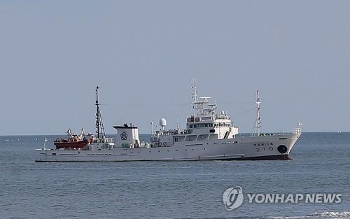 La foto, tomada, el 24 de septiembre de 2020, muestra el Mugunghwa número 10, un barco de patrulla pesquera surcoreano, anclado cerca de la frontera marítima intercoreana de facto, en el mar Amarillo. El funcionario surcoreano que desapareció, el 21 de septiembre, y fue asesinado por soldados norcoreanos, al día siguiente, estaba a bordo del barco antes de su desaparición, según funcionarios surcoreanos.