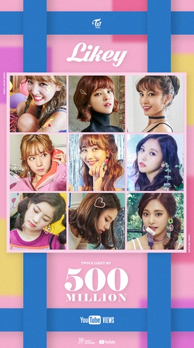 La imagen, proporcionada por JYP Entertainment, muestra un póster que celebra los 500 millones de visualizaciones del vídeo musical "Likey", de TWICE, en YouTube. (Prohibida su reventa y archivo) 