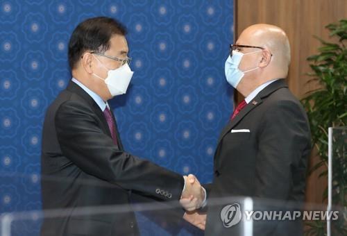 El ministro de Asuntos Exteriores de Corea del Sur, Chung Eui-yong (izda.), estrecha la mano de su homólogo de Costa Rica, Rodolfo Solano Quirós, el 19 de marzo de 2021, antes de sostener una reunión ministerial entre los dos países en la Cancillería, en Seúl.