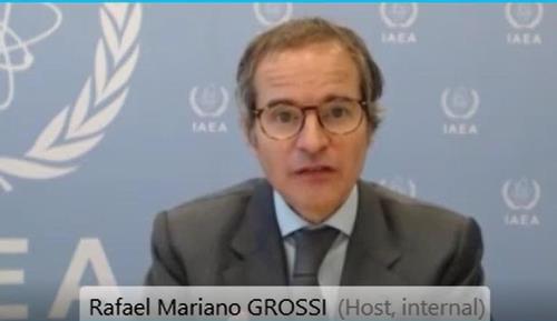 La foto, capturada de las imágenes de una entrevista, muestra a Rafael Mariano Grossi, director general del Organismo Internacional de Energía Atómica (OIEA), hablando, el 20 de abril de 2021, con la Agencia de Noticias Yonhap, vía videoconferencia.