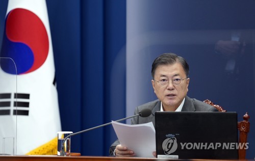 El presidente surcoreano, Moon Jae-in, habla en una reunión con sus jefes secretarios, celebrada, el 17 de mayo de 2021, en Cheong Wa Dae, en Seúl.