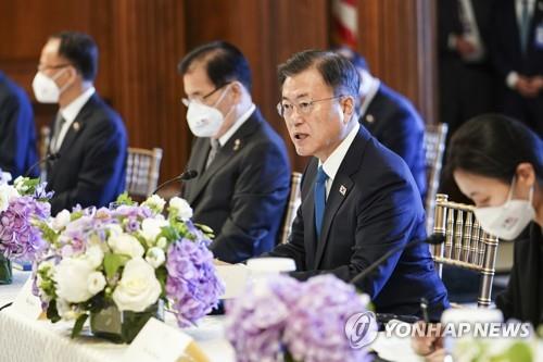 El presidente surcoreano, Moon Jae-in (segundo por la dcha.), habla durante una reunión con la presidenta de la Cámara de Representantes de Estados Unidos, Nancy Pelosi, y otros líderes de la cámara, el 20 de mayo de 2021 (hora local), en el Capitolio, en Washington.