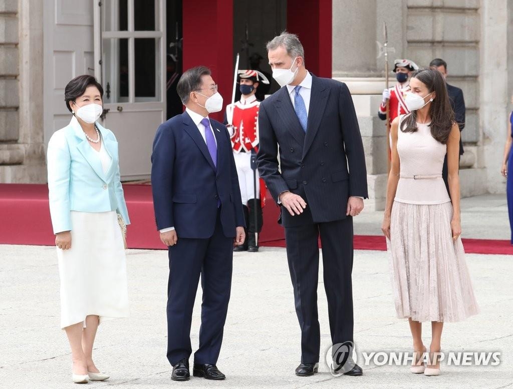 El presidente de Corea del Sur, Moon Jae-in (segundo por la izda.), dialoga con el rey de España, Felipe VI (segundo por la dcha.), durante una sesión de fotos junto con la primera dama surcoreana, Kim Jung-sook (primera por la izda.), y la reina de España, Letizia Ortiz Rocasolano, el 15 de junio de 2021 (hora local), en el Palacio Real de Madrid, durante la ceremonia de bienvenida organizada por el rey de España.