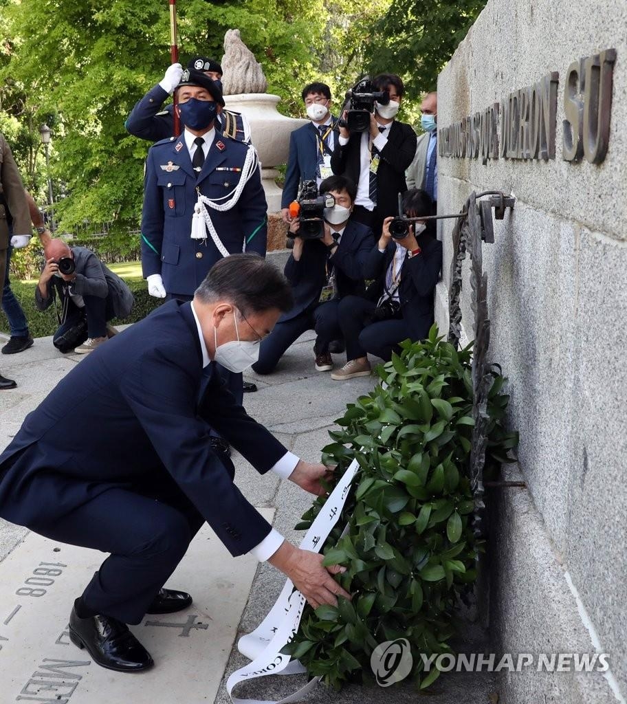El presidente surcoreano, Moon Jae-in, coloca una corona de flores en el Monumento a los Caídos por España, en la plaza de la Lealtad de Madrid, el 16 de junio de 2021, durante su visita de Estado a España de tres días.