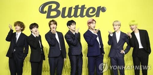 El septeto BTS posa durante una conferencia de prensa, el 21 de mayo de 2021, para promocionar su nuevo sencillo digital, "Butter", en el este de Seúl.