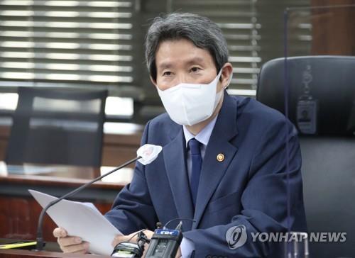 La foto de archivo muestra al ministro de Unificación surcoreano, Lee In-young, hablando durante una conferencia de prensa, celebrada el 30 de julio de 2021, en el complejo gubernamental de Seúl.