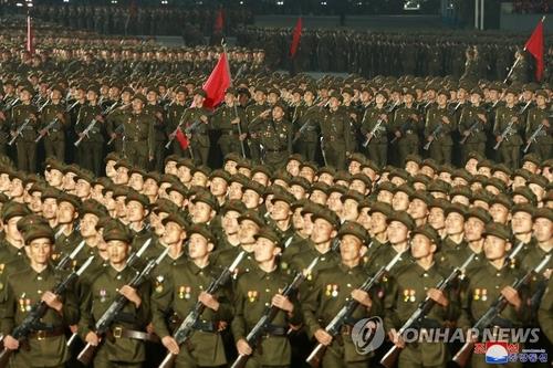 La foto, proporcionada, el 9 de septiembre de 2021, por la KCNA, muestra un desfile militar, celebrado en la madrugada del mismo día, para conmemorar el 73er. aniversario de la fundación nacional de Corea del Norte, en Pyongyang. La KCNA dijo que el líder norcoreano, Kim Jong-un, asistió al evento, pero no pronunció un discurso. (Uso exclusivo dentro de Corea del Sur. Prohibida su distribución parcial o total)