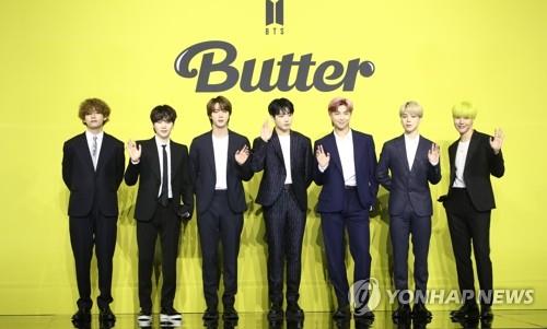 Los integrantes del grupo masculino de K-pop BTS posan frente a las cámaras, el 21 de mayo de 2021, durante un evento de presentación de su sencillo digital "Butter", en la Sala Olímpica del Parque Olímpico, en el sureste de Seúl. 