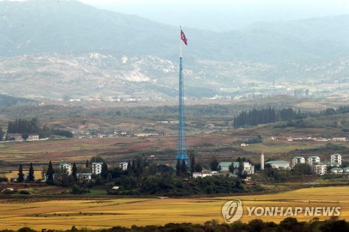 La foto, tomada, el 29 de septiembre de 2021, desde una torre de observación de la ciudad fronteriza surcoreana de Paju, al norte de Seúl, muestra la bandera de Corea del Norte ondeando en una comarca fronteriza norcoreana, dentro de la Zona Desmilitarizada (DMZ, según sus siglas en inglés), que divide a las dos Coreas.
