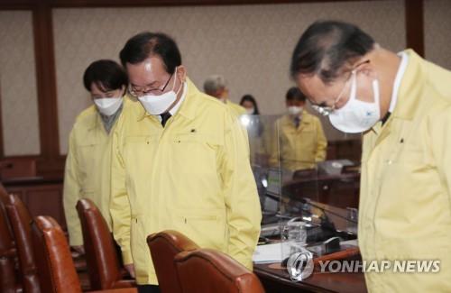 El primer ministro, Kim Boo-kyum (centro), y otros miembros del Gabinete dedican un momento de silencio en honor al recién fallecido expresidente Roh Tae-woo, el 27 de octubre de 2021, en una reunión del Gabinete, en Seúl.