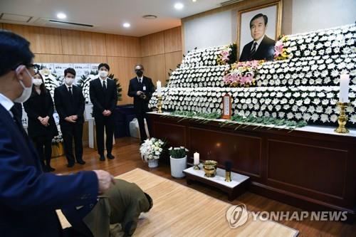 Varios políticos, líderes empresariales y ciudadanos guardan luto por la muerte del expresidente Roh