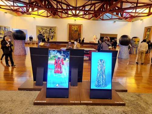 La foto, tomada el 5 de noviembre de 2021 (hora local) y proporcionada por Samsung Electronics de América Latina, muestra unas obras del pintor surcoreano, Ahn Chang Hong, exhibidas en las pantallas de los televisores de Samsung, en la Casa Museo Guayasamín, en Quito. (Prohibida su reventa y archivo)