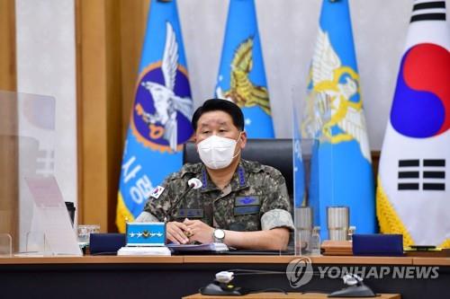 La foto, proporcionada por la Fuerza Aérea de Corea del Sur, muestra a su jefe de su Estado Mayor, el general Park In-ho, presidiendo una reunión de los altos mandos de la Fuerza Aérea, el 13 de julio de 2021, sobre la primera mitad del año. (Prohibida su reventa y archivo)