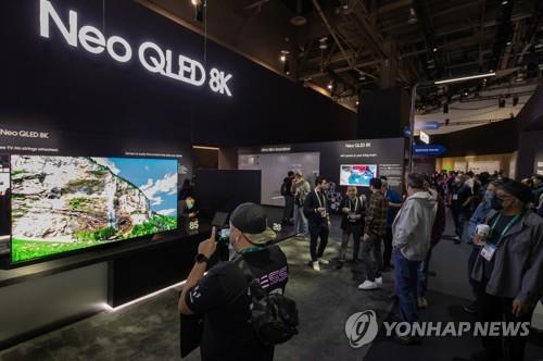 La foto, proporcionada, el 9 de enero de 2022, por Samsung Electronics Co., muestra el televisor Neo QLED 8K de la compañía en su estand del CES 2022, en Las Vegas, Estados Unidos. La compañía dijo, el mismo día, que recibió un total de 108 galardones en el evento, incluidos 21 premios a la innovación. (Prohibida su reventa y archivo)