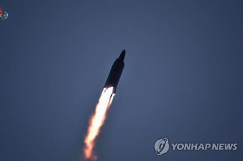 La foto, publicada, el 12 de enero de 2022, por la Estación Central de Televisión de Corea del Norte (KCTV, según sus siglas en inglés), muestra lo que el Norte afirma ser un nuevo misil hipersónico siendo lanzado, el día anterior. (Uso exclusivo dentro de Corea del Sur. Prohibida su distribución parcial o total)