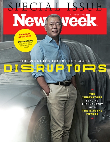 La captura de pantalla muestra la portada de la revista Newsweek que anuncia que el presidente del Grupo Hyundai Motor, Euisun Chung, recibió el premio a visionario del año, en el evento inaugural de los Premios a los Mejores Disruptores de Automóviles del Mundo, entregados por la revista. (Prohibida su reventa y archivo) 