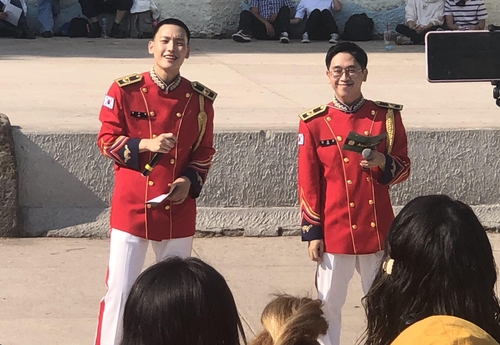 Kim In-seong (izda.), integrante del grupo masculino de K-pop SF9, participa como presentador de un concierto del Batallón de Música Militar y Guardia de Honor del Ejército surcoreano para conmemorar el 60º aniversario del establecimiento de relaciones diplomáticas entre Corea del Sur y México celebrado, el 7 de mayo de 2022 (hora local), en un parque de la capital mexicana.