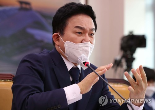 En la imagen, tomada el 2 de mayo de 2022, se muestra al ministro de Tierra, Won Hee-ryong, durante su audiencia de confirmación, en la Asamblea Nacional, en el oeste de Seúl. (Foto del cuerpo de prensa. Prohibida su reventa y archivo)