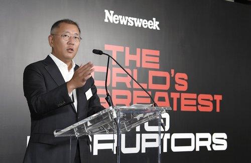 La foto, proporcionada por el Grupo Hyundai Motor, muestra a su presidente, Euisun Chung, pronunciando un discurso durante la ceremonia inaugural de los Premios a los Mejores Disruptores de Automóviles del Mundo de Newsweek. Chung ganó el premio a visionario del año. (Prohibida su reventa y archivo)
