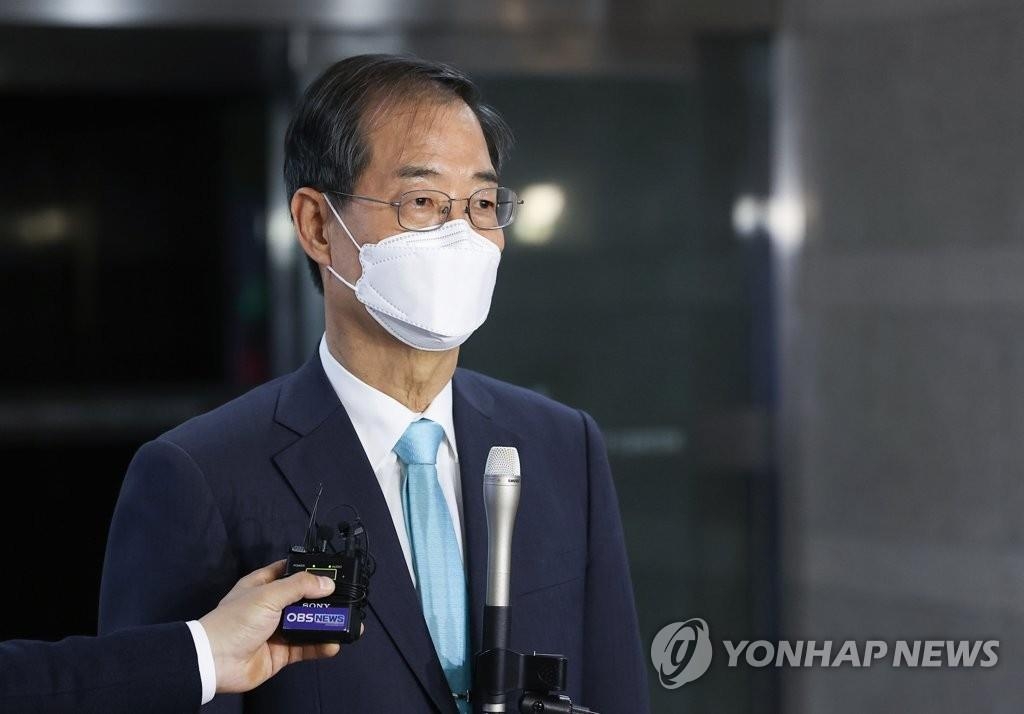 El nominado a primer ministro Han Duck-soo habla con los periodistas, el 20 de mayo de 2022, en su oficina temporal cerca del complejo gubernamental en Seúl, después de que la Asamblea Nacional confirmara su nominación.
