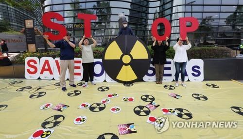Un grupo cívico organizan una manifestación frente a la Embajada de Japón en Seúl, el 20 de mayo de 2022, para expresar su objeción a la decisión de Japón de descargar al mar agua radiactiva almacenada en la atrofiada planta de energía nuclear de Fukushima.