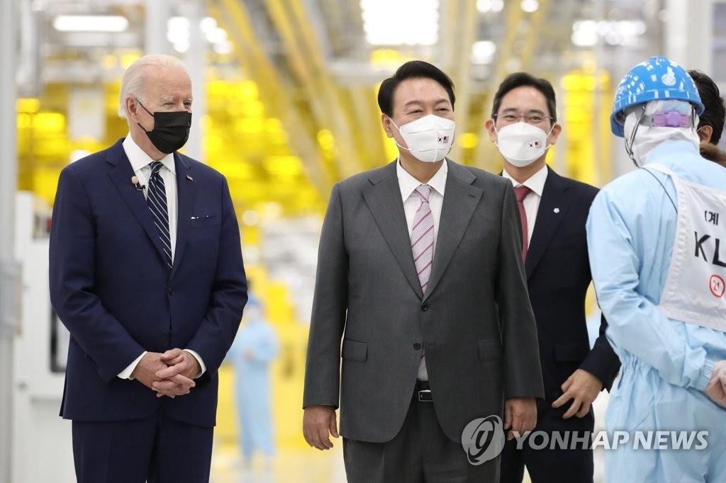El presidente de Corea del Sur, Yoon Suk-yeol (2º por la izda.), y el presidente de Estados Unidos, Joe Biden (1º por la izda.), visitan una planta de chips de Samsung Electronics, el 20 de mayo de 2022, en Pyeongtaek, a 70 kilómetros al sur de Seúl, guiados por Lee Jae-yong (3º por la izda.), el líder de facto del Grupo Samsung y vicepresidente de Samsung Electronics. Biden llegó a Corea del Sur el mismo día para su primera visita al país desde que asumió el cargo. 