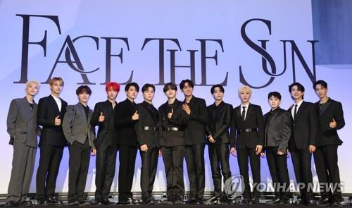 El grupo de K-pop Seventeen posa para los fotógrafos, el 27 de mayo de 2022, durante una conferencia de prensa por su cuarto álbum de larga duración, "Face the Sun", en un hotel de Seúl.