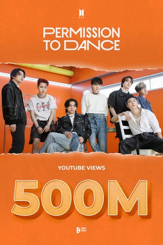 La imagen, proporcionada por Big Hit Music, muestra un póster que celebra los 500 millones de visualizaciones que alcanzó el vídeo musical "Permission to Dance" de BTS en YouTube. (Prohibida su reventa y archivo)