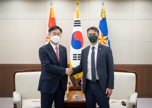 La foto, proporcionada, el 21 de junio de 2022, por el Ministerio de Defensa de Corea del Sur, muestra a su viceministro, Shin Beom-chul (izda.), posando para una foto con Justin Hayhurst, subsecretario del Departamento de Asuntos Exteriores y Comercio de Australia, en el ministerio, en Seúl. (Prohibida su reventa y archivo)